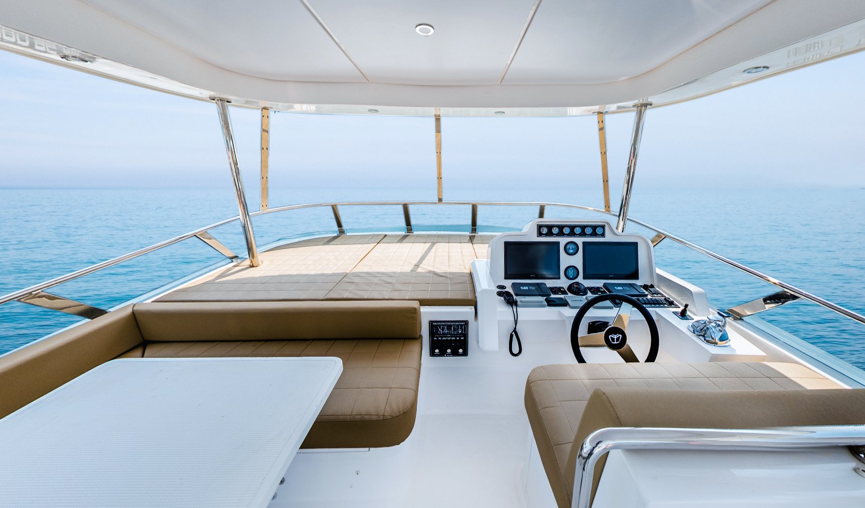 Majesty_62_M_Fly Bridge Helm