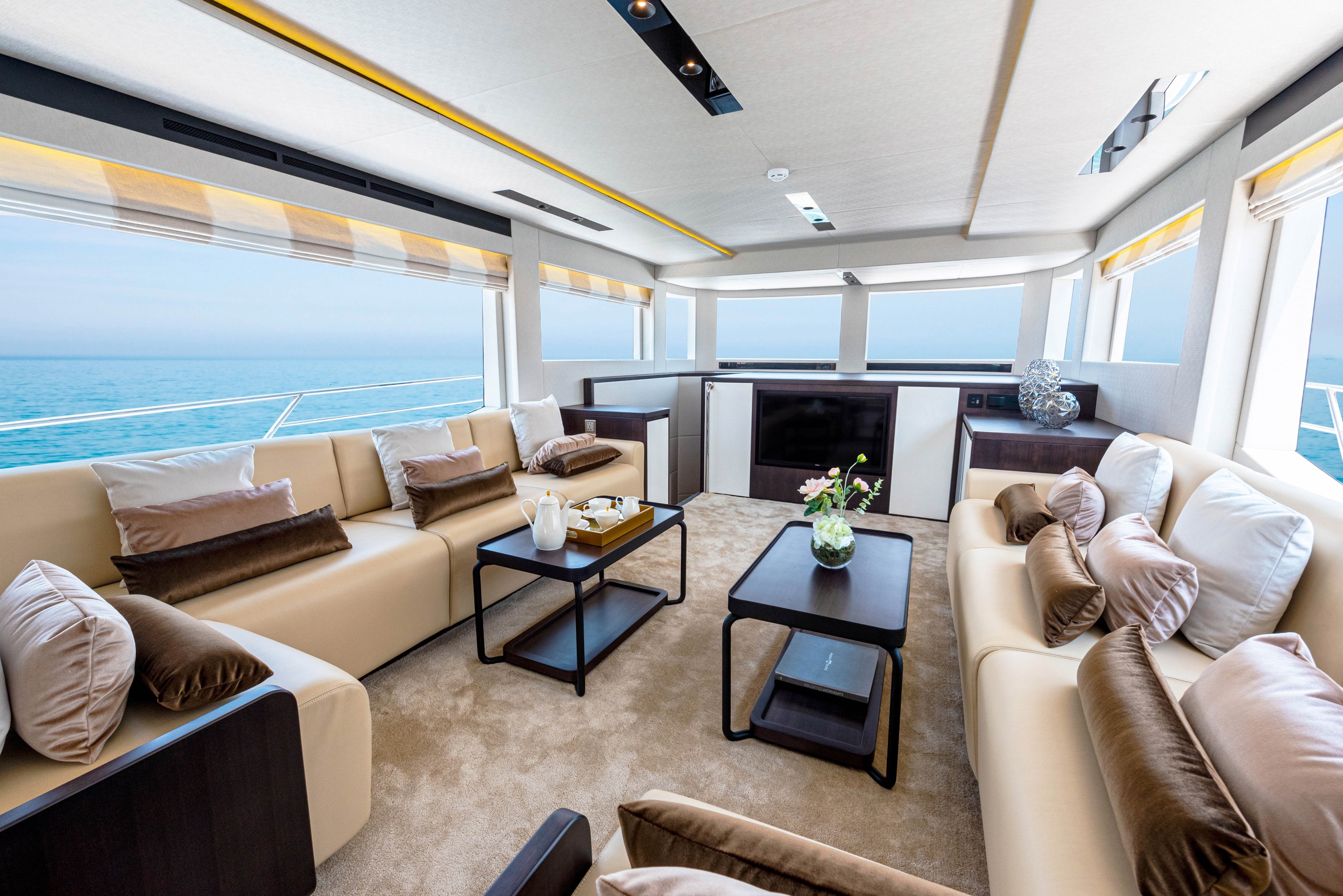 Majesty_62_M_Saloon_01