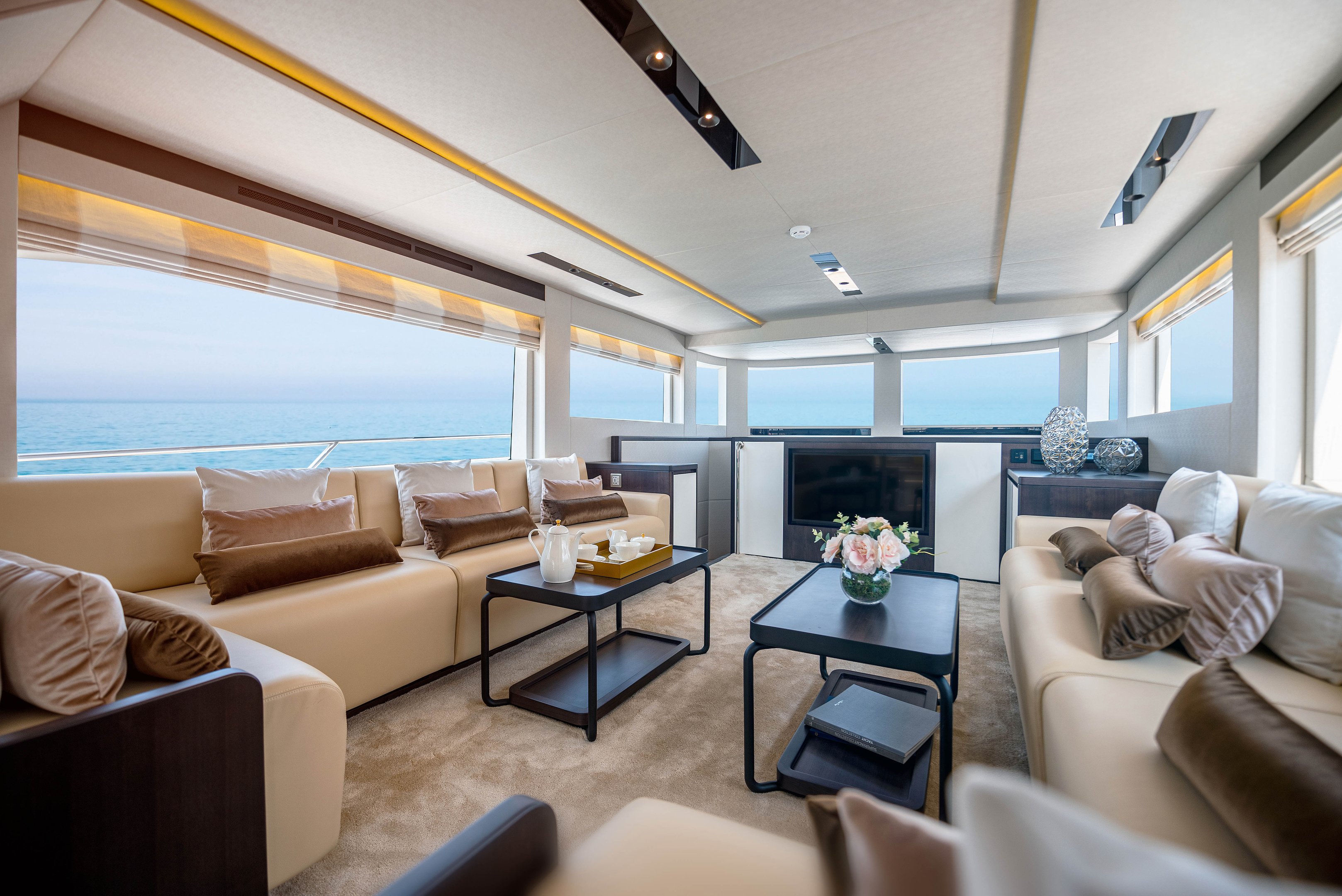 Majesty_62_M_Saloon_05